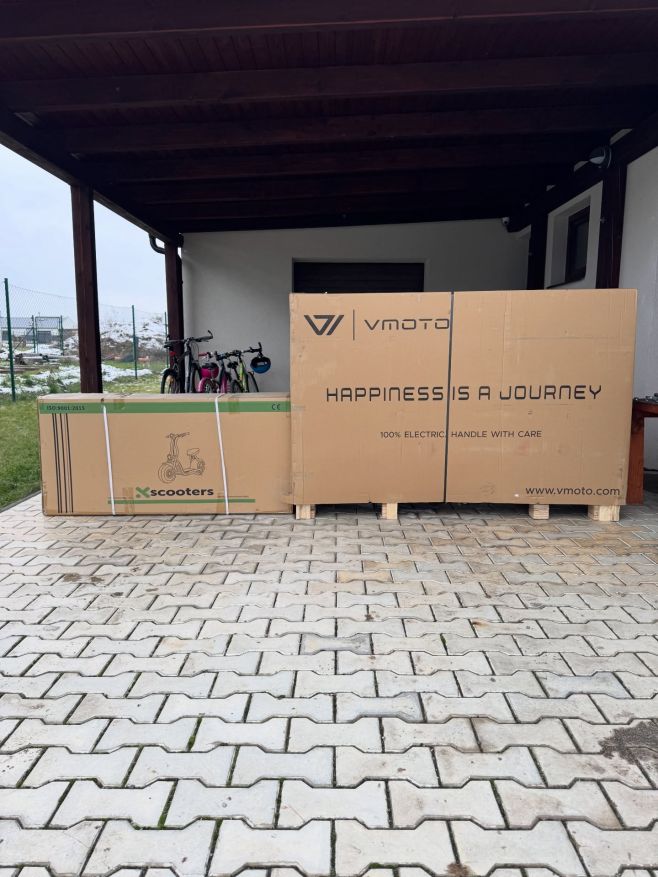Dvě elektro motorky jedna se posílá bez montáže zákazník zvládne sám a velká VMOTO TC MAX skládáme a vezem do Litomeric....
